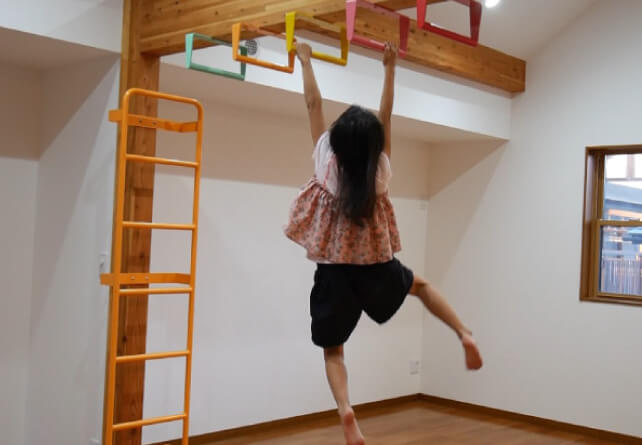 天井に雲梯（うんてい）がつけられます。